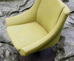 Pieni vihreä nojatuoli